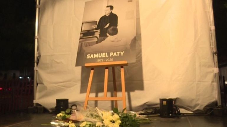 France : devant le collège de Samuel Paty, un hommage au professeur et à la liberté