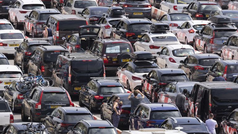 Les contrôles liés au Brexit provoquent de longs embouteillages à Douvres