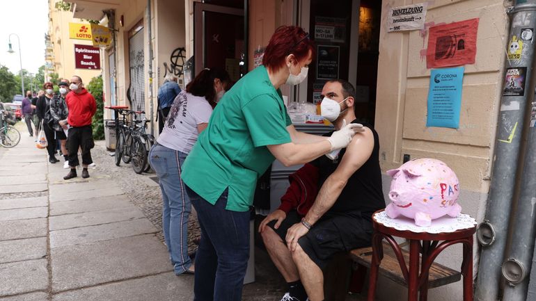 En Allemagne, la moitié de la population a reçu une dose de vaccin