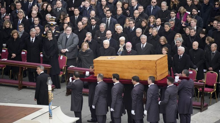 Décès de Benoît XVI : Le cercueil du pape émérite entre dans la basilique Saint-Pierre pour y être inhumé