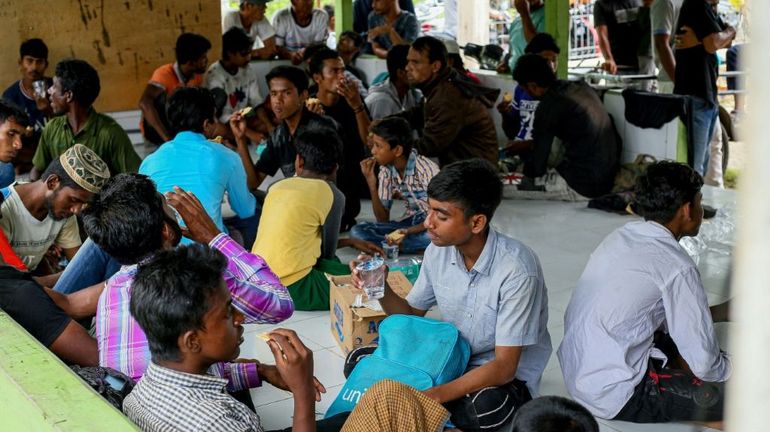 Un bateau de réfugiés Rohingyas avec des dizaines d'enfants accoste en Indonésie