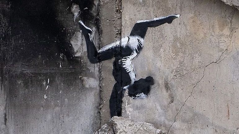 Banksy en Ukraine ? Une oeuvre du célèbre streetartist apparaît sur un immeuble détruit de Borodyanka près de Kiev