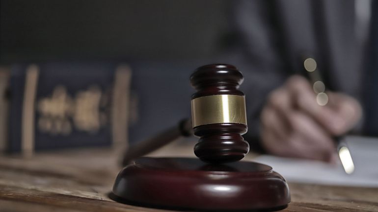 Arriéré judiciaire au tribunal de la famille : la Ligue des familles attaque l'État belge
