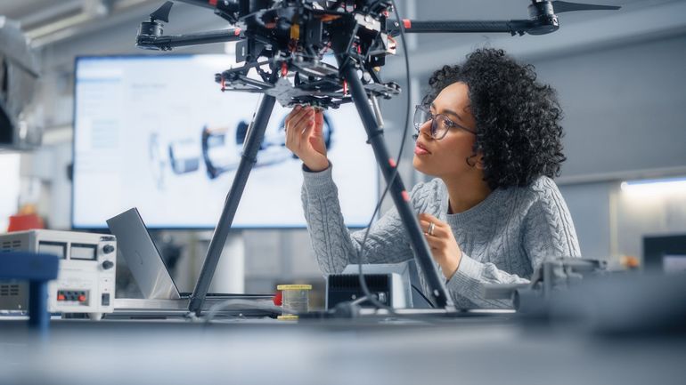 Les femmes sont-elles vraiment condamnées à manquer les emplois bien payés de la transition verte ?