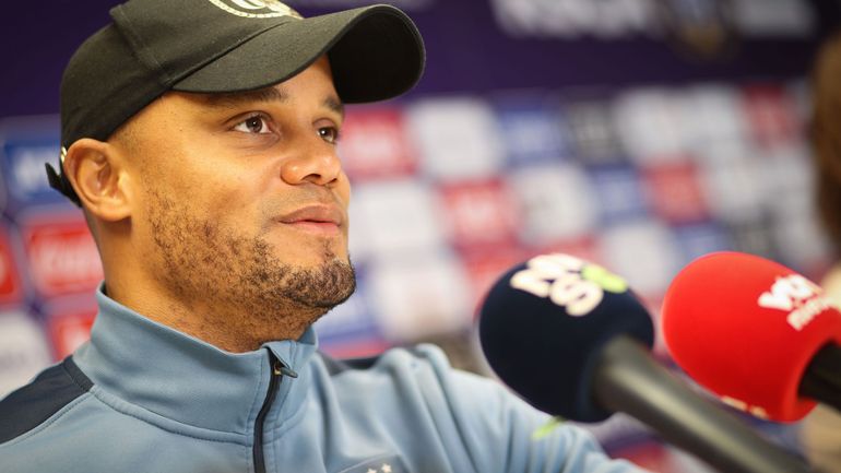 Vincent Kompany interrompu par une note d’humour de Karim Belhocine : "Les gens préfèrent venir voir Courtrai que le Standard !"