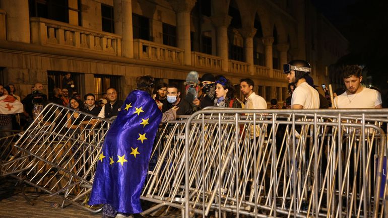 Géorgie : des manifestants pros Europe érigent des barricades devant le Parlement