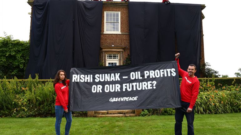Royaume-Uni : Greenpeace recouvre une propriété de Rishi Sunak de tissus 