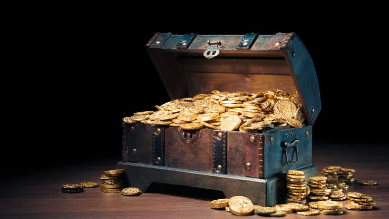 La minute insolite : un couple découvre 70 pièces d’or d’une valeur de 260.000 euros dans leur jardin
