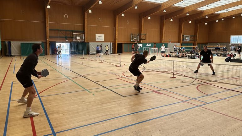 Pickleball : le sport américain qui emballe toutes les générations en Belgique
