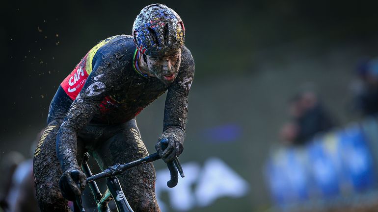 Une vidéo amateur montre comment le chiffon a atterri dans le pédalier de Wout van Aert