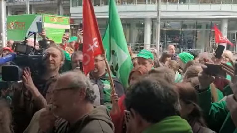 Le non-marchand flamand manifeste devant deux cabinets ministériels