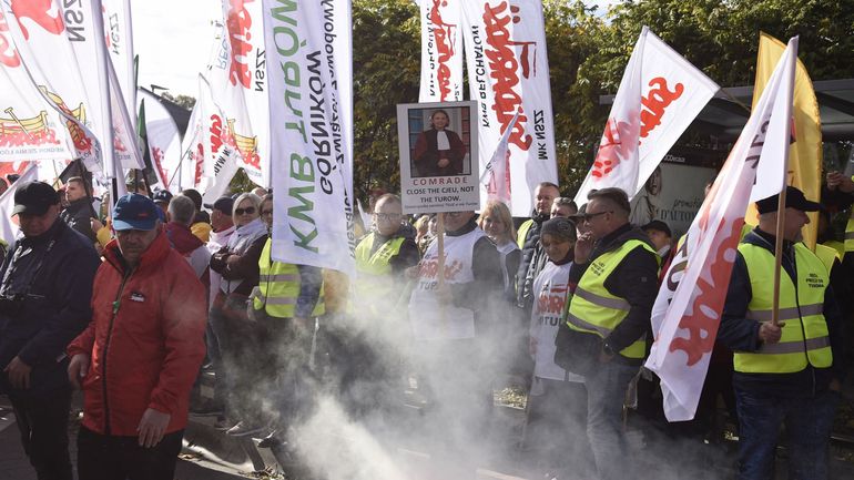 Pologne : manifestation devant la cour de Justice européenne contre la fermeture de la mine de charbon de Turow