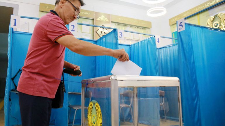 Kazakhstan : le référendum sur la constitution adopté à 77%