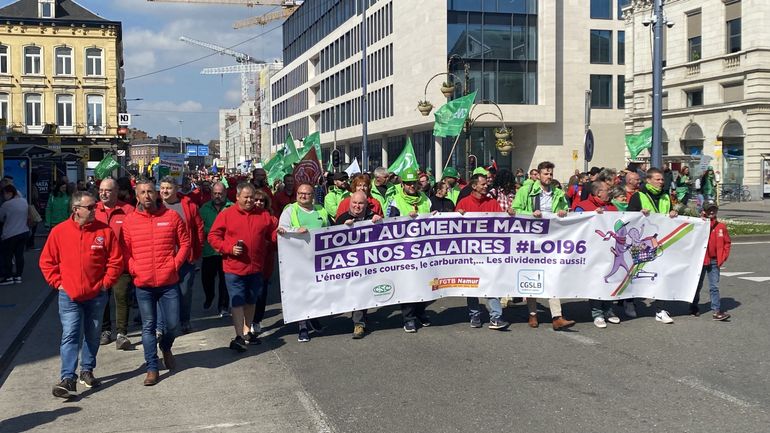 Pouvoir d'achat : les syndicats mobilisent un millier de personnes à Namur