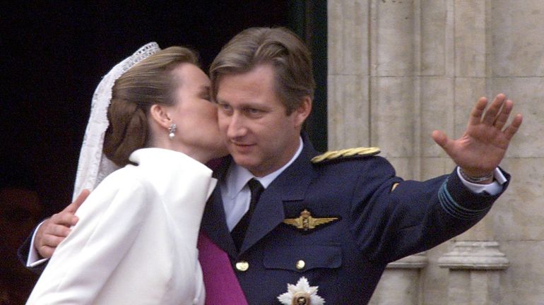 Un baiser discret, la foule dans Bruxelles, des robes de princesse : il y a 25 ans, le mariage de Philippe et Mathilde
