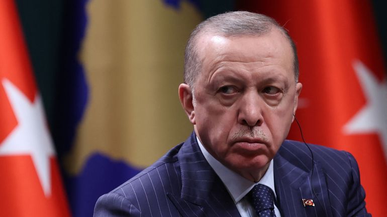 Guerre en Ukraine : Erdogan fait valoir son rôle à Biden et réclame des avions de combat