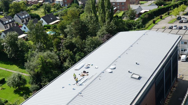 Namur : la clinique Saint-Luc Bouge installe 777 panneaux photovoltaïques sur ses toits