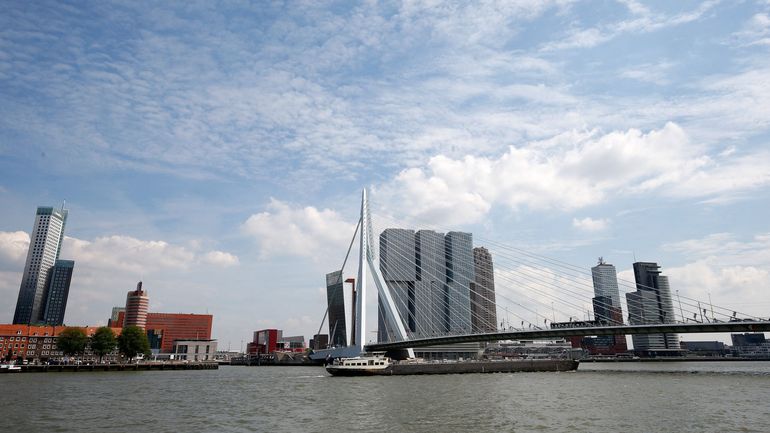 Pays-Bas : collision entre deux bateaux à Rotterdam, le trafic maritime est à l'arrêt