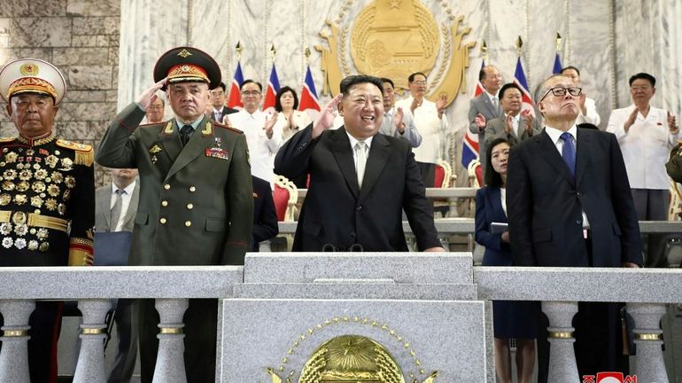 Kim Jong Un a supervisé une parade militaire avec de nouveaux drones et missiles