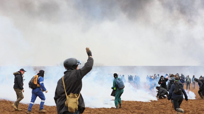 France : des blessés graves lors d'échauffourées entre police et manifestants contre les 