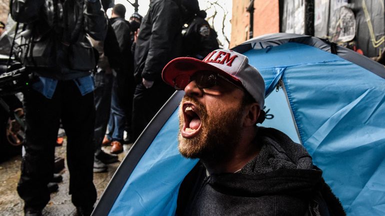 New York : la police arrête des activistes et démantèle des campements de sans-abri