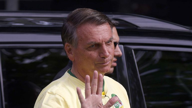 Après sa défaite, Bolsonaro s'engage à respecter la Constitution