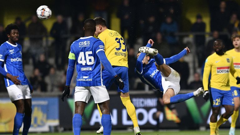 Grâce à une volée zlatanesque de Daniel Munoz, Genk s’envole en tête du championnat