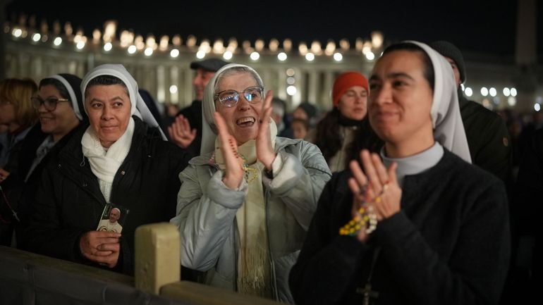 Le pape François va mieux mais reste hospitalisé pour suivre sa thérapie