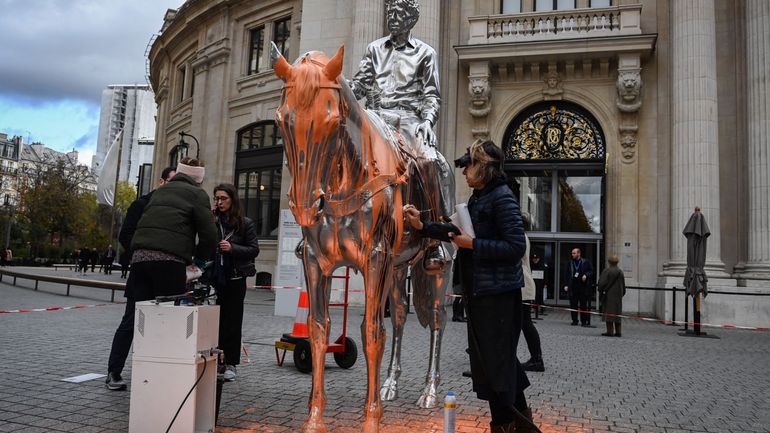 Des militants écologistes aspergent de peinture une sculpture de Charles Ray à Paris