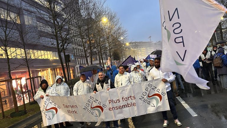 Près de 400 policiers manifestent à Bruxelles contre les projets de l'Arizona