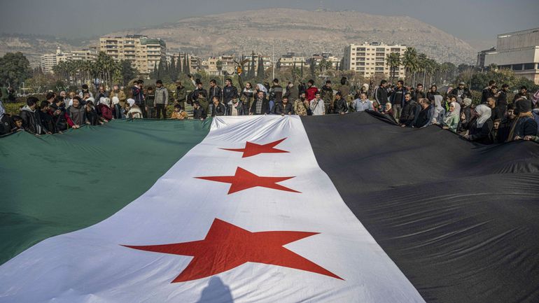 Syrie : le drapeau de l'indépendance adopté par l'administration kurde ; le pays tente de rassurer