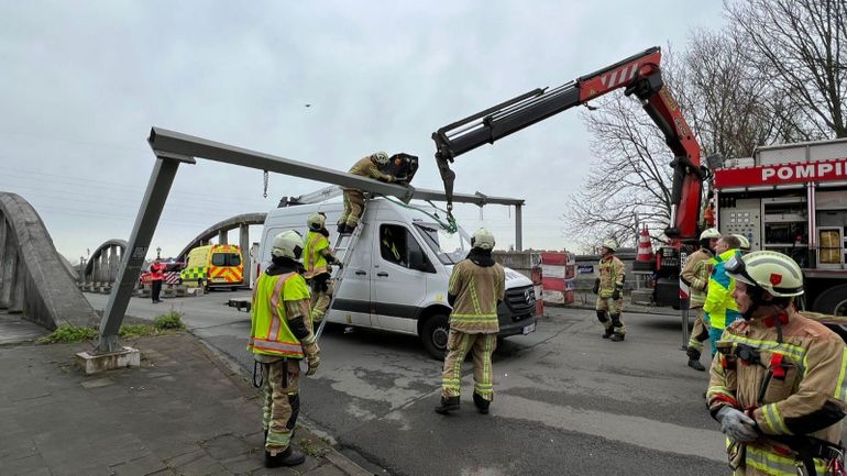 Une camionnette s'est encastrée dans la structure métallique d'un pont à Bruxelles