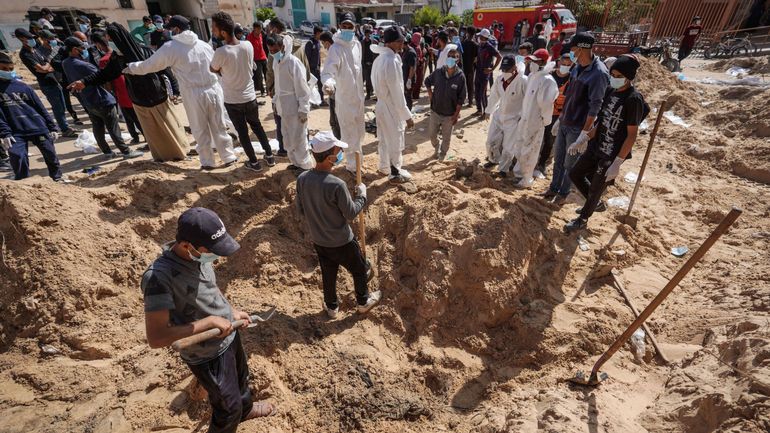 Guerre Israël - Gaza : les autorités gazaouies affirment désormais avoir exhumé 200 corps d'une fosse commune d'un hôpital de Khan Younès