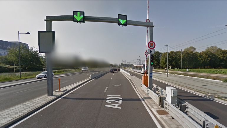 La fuite d'une bouche d'incendie dans le tunnel de l'OTAN provoque de longs embouteillages