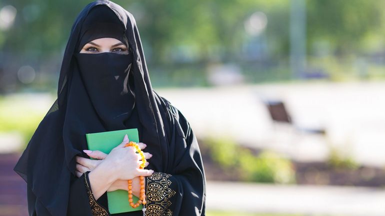 Afghanistan: les étudiantes pourront suivre les cours mais devront porter une abaya et un niqab
