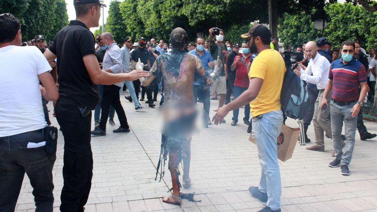 Un homme se tue en s'immolant par le feu en plein Tunis