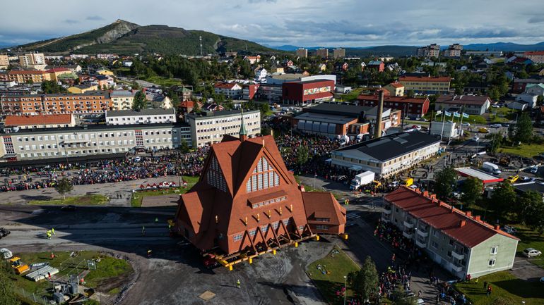 Suède : chargée sur un convoi, la remarquable église de Kiruna roule littéralement pour permettre l'agrandissement d'une mine de fer