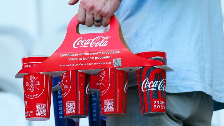 Des verres en plastique & remplis par des bouteilles en plastique : aux Jeux Olympiques de Paris, le sponsor Coca-Cola accusé de greenwashing