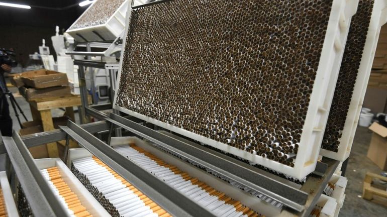 Démantèlement de la plus importante fabrique de cigarettes de contrefaçon en France