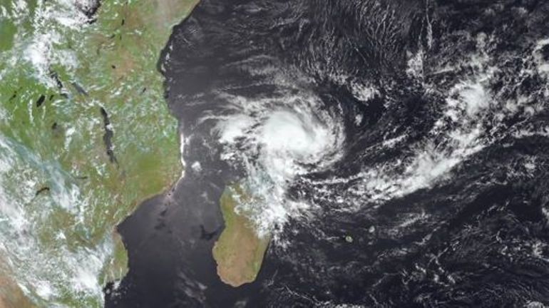 Alerte cyclonique rouge à Mayotte, un mois après le cyclone Chido