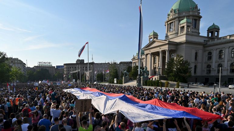 Serbie : des dizaines de milliers de manifestants défilent à Belgrade 