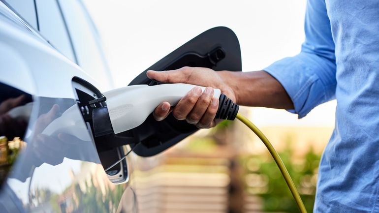 Voitures électriques : fin de la réduction fiscale à l'installation d'une borne de recharge à domicile