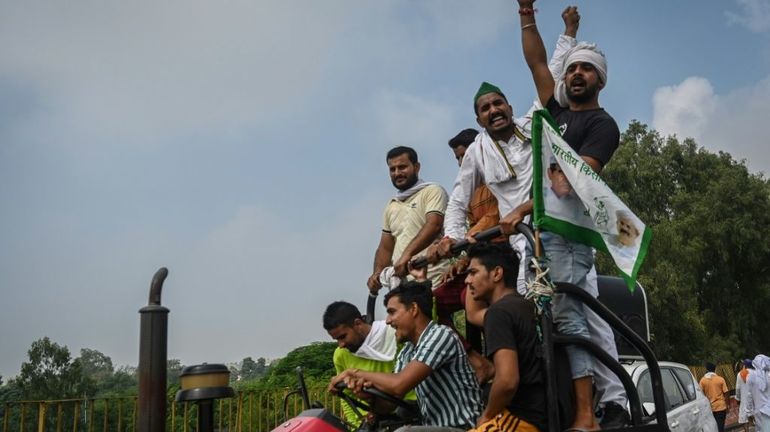 Des dizaines de milliers d'agriculteurs indiens manifestent près de New Delhi