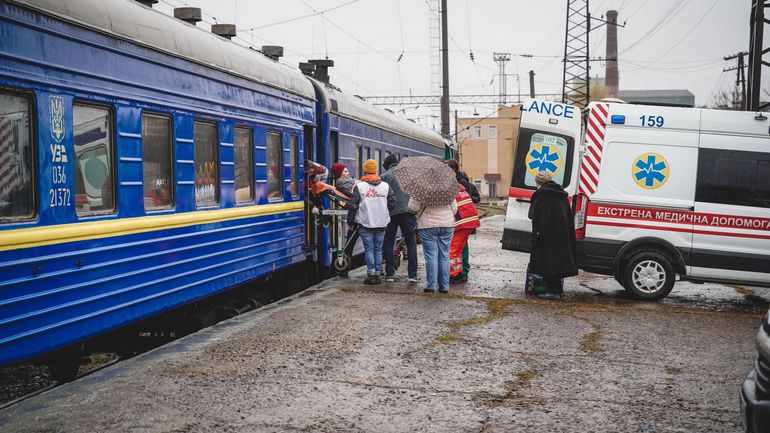Guerre en Ukraine : un train médicalisé pour évacuer blessés et patients des hôpitaux sur les lignes de front dans l'est du pays