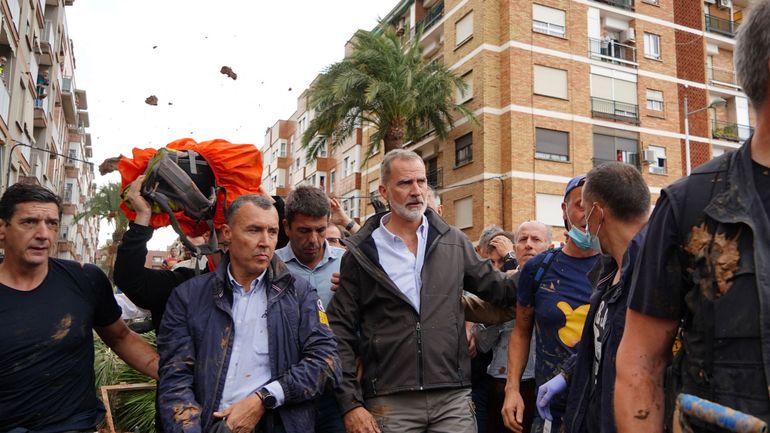 Inondations en Espagne : les dirigeants politiques pris à partie par une foule en colère lors de la visite du roi et de la reine