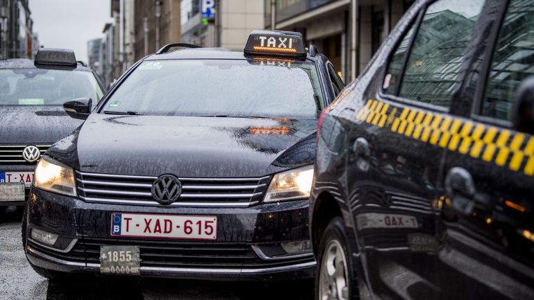 Mobilisation des chauffeurs de taxis devant le parlement bruxellois
