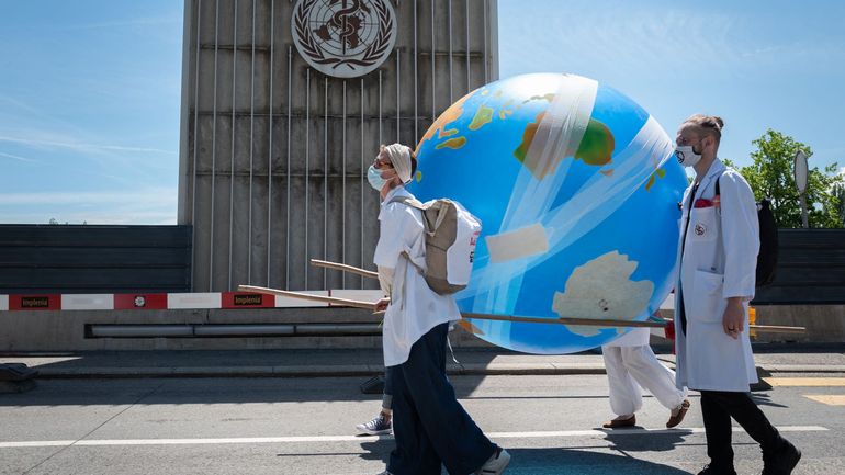 Des médecins appellent à une action mondiale contre les risques liés au climat devant le siège de l'OMS
