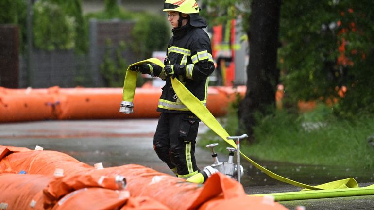 Inondations en Allemagne : des personnes évacuées en bateaux et en hélicoptère, l'état d'urgence déclaré en Bavière