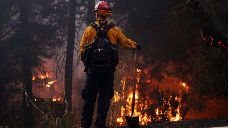 Les incendies menacent près de Los Angeles, rasant des maisons
