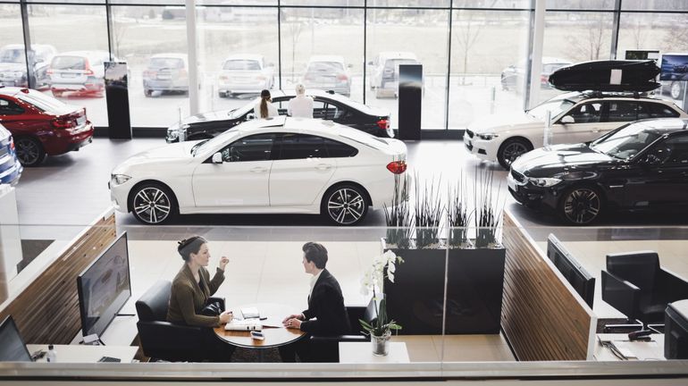 Trois quarts des publicités automobiles promeuvent des modèles fossiles, constate Greenpeace